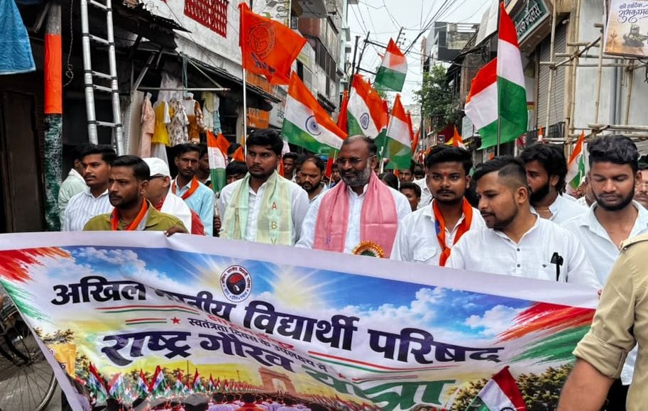 जलालाबाद में तिरंगा यात्रा निकालते युवा। संवाद जलालाबाद में तिरंगा यात्रा निकालते युवा। संवाद