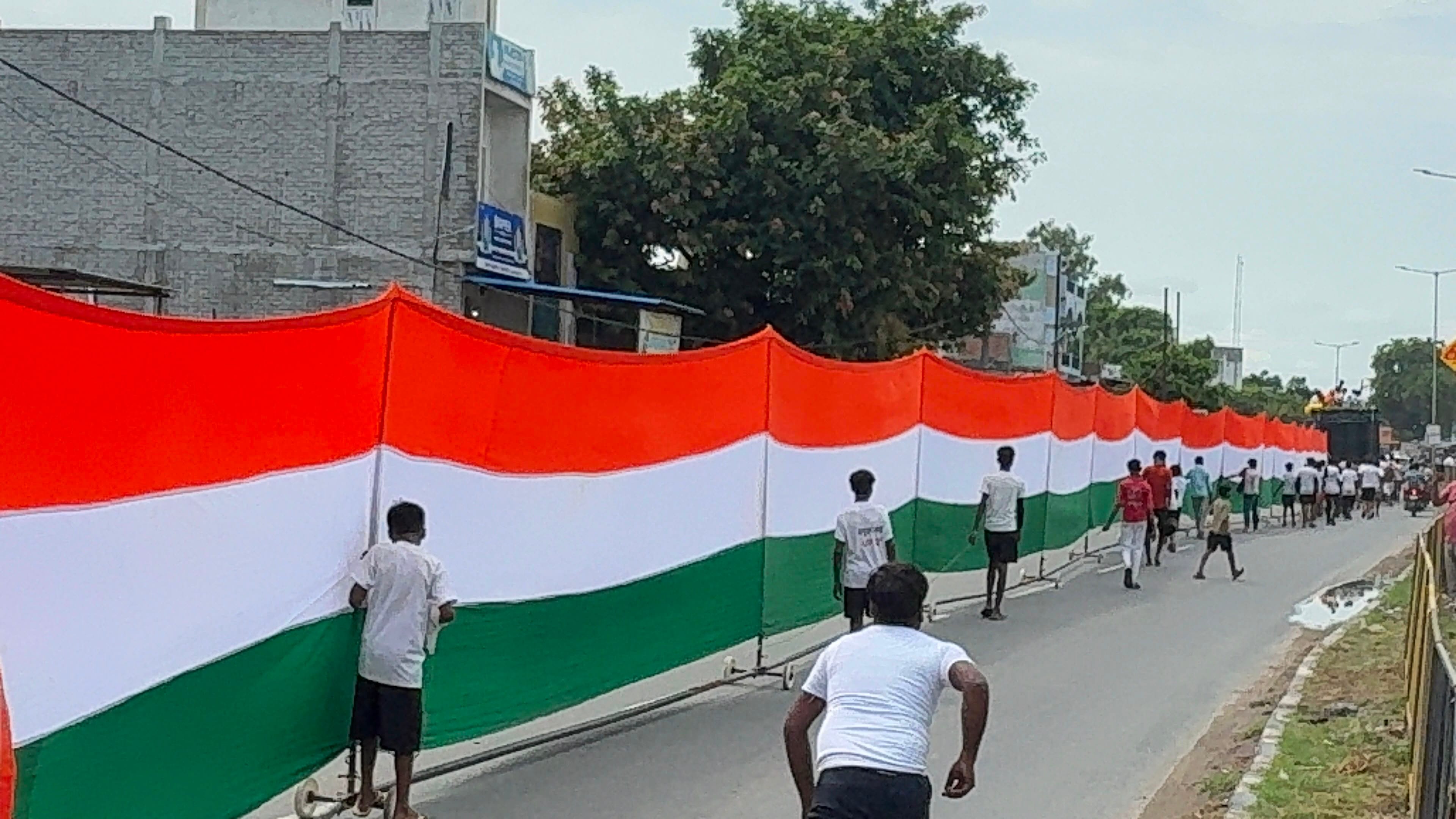 जलालाबाद में तिरंगा यात्रा निकालते युवा। संवाद जलालाबाद में तिरंगा यात्रा निकालते युवा। संवाद