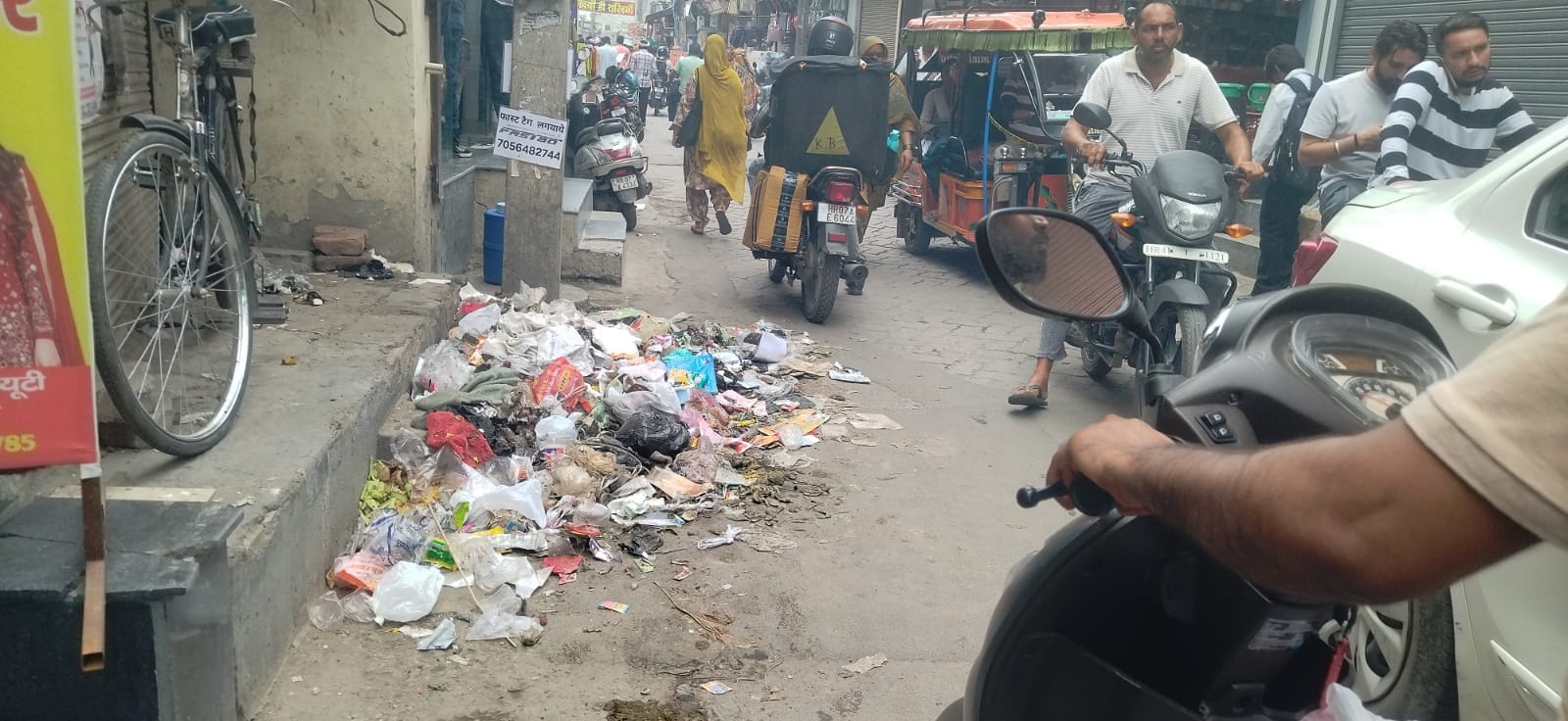 कुरुक्षेत्र। बाजार के बीच रोष मार्च निकालते हुए सफाई कर्मचारी। संवाद कुरुक्षेत्र। बाजार के बीच रोष मार्च निकालते हुए सफाई कर्मचारी। संवाद
