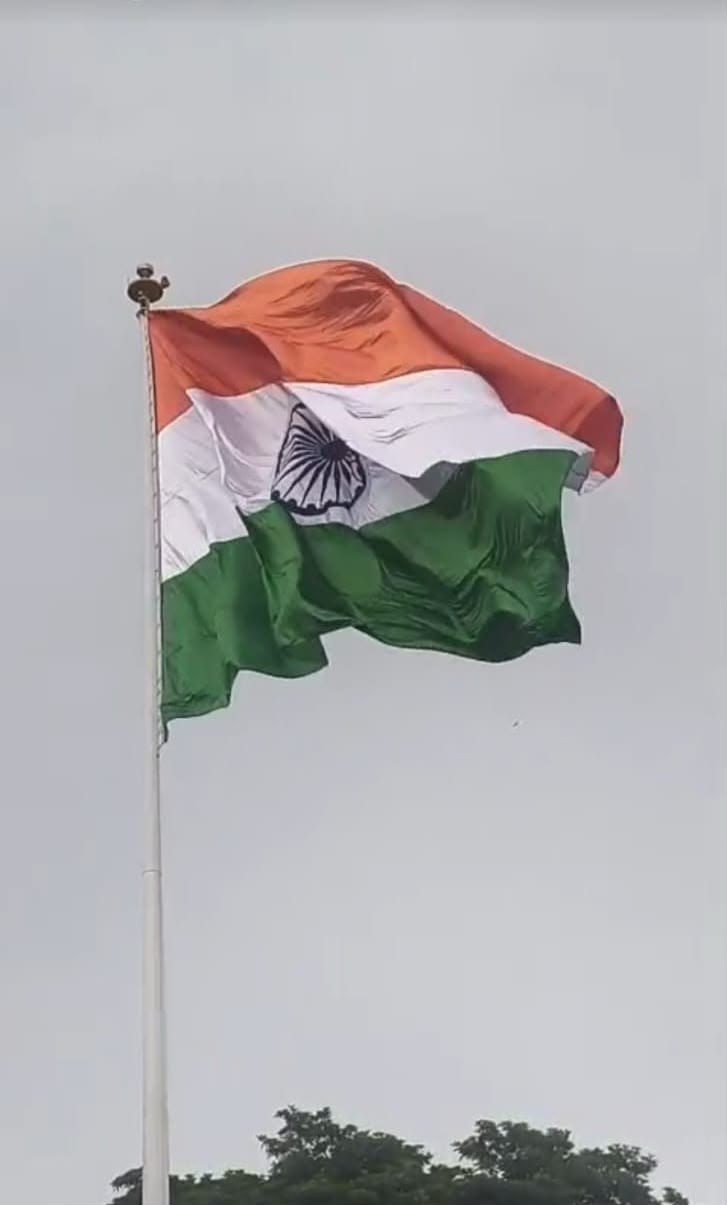 कुरुक्षेत्र। केयू में 108 फीट तिरंगे को फहराने की तैयारी करते हुए, साथ खड़े सांसद नवीन जिंदल व 