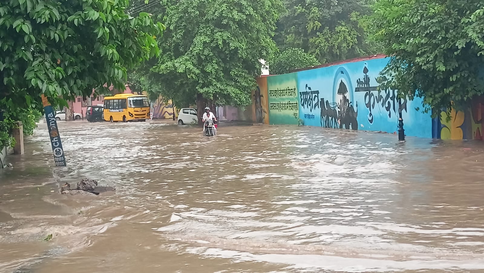 कुरुक्षेत्र। सेक्टर-़17 आर्य समाज मार्केट रोड व आसपास ये बने रहे हालात। संवाद 