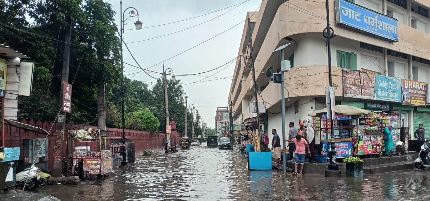 कुरुक्षेत्र। सेक्टर-़17 आर्य समाज मार्केट रोड व आसपास ये बने रहे हालात। संवाद 
