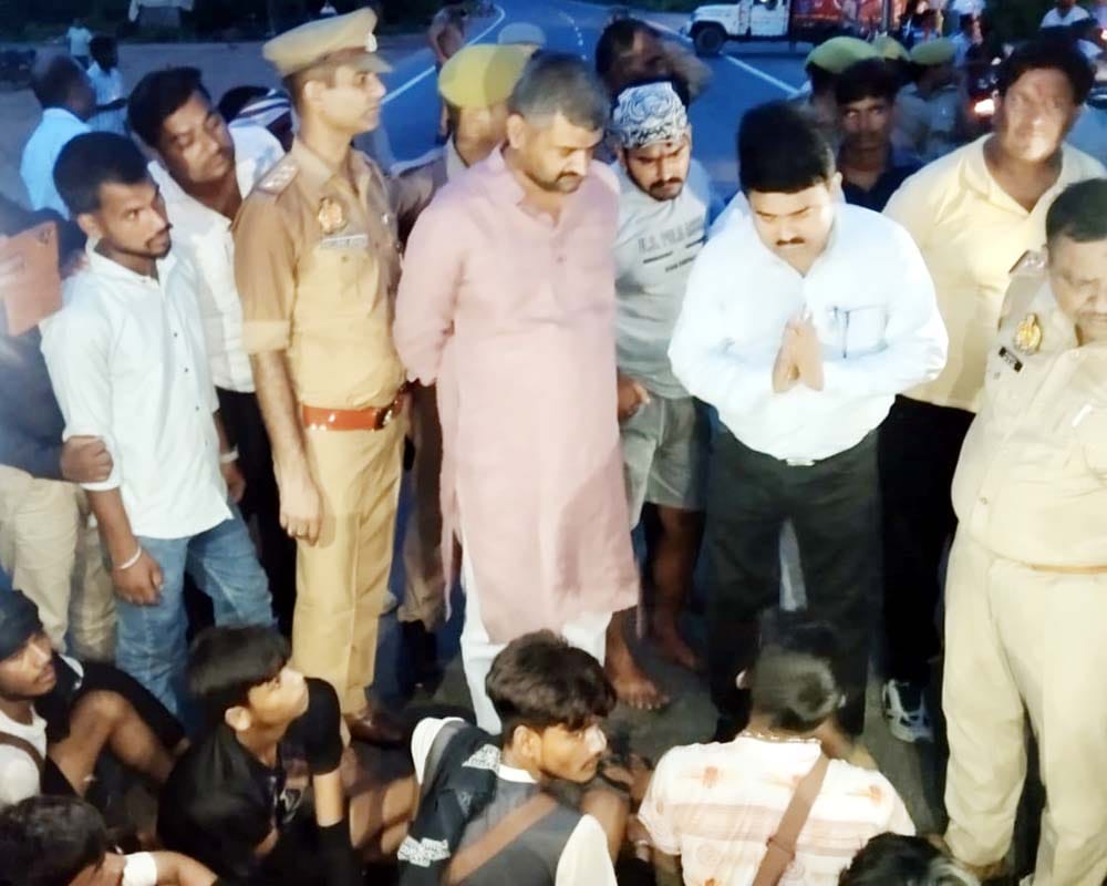 खुटार में गोला रोड पर जाम लगाए कांवड़िये। संवाद