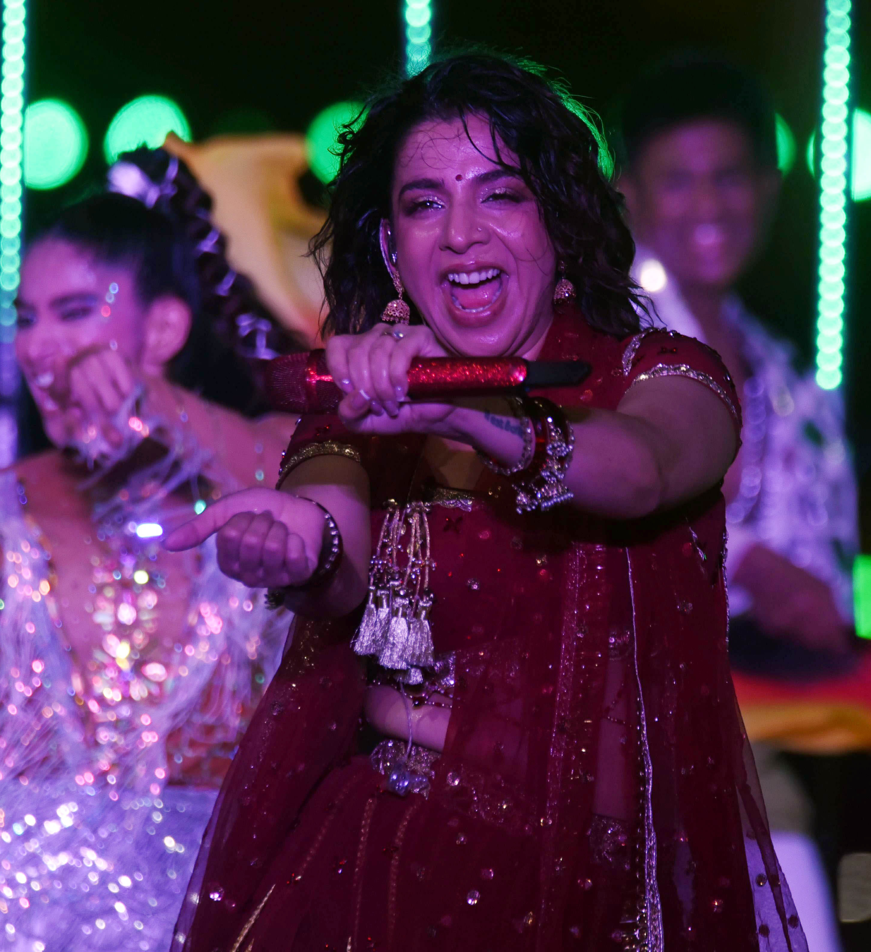 लीग के उद्घाटन समारोह में प्रस्तुति देतीं जैस्मीन सैंडलास और शंकर महादेवन लीग के उद्घाटन समारोह में प्रस्तुति देतीं जैस्मीन सैंडलास और शंकर महादेवन