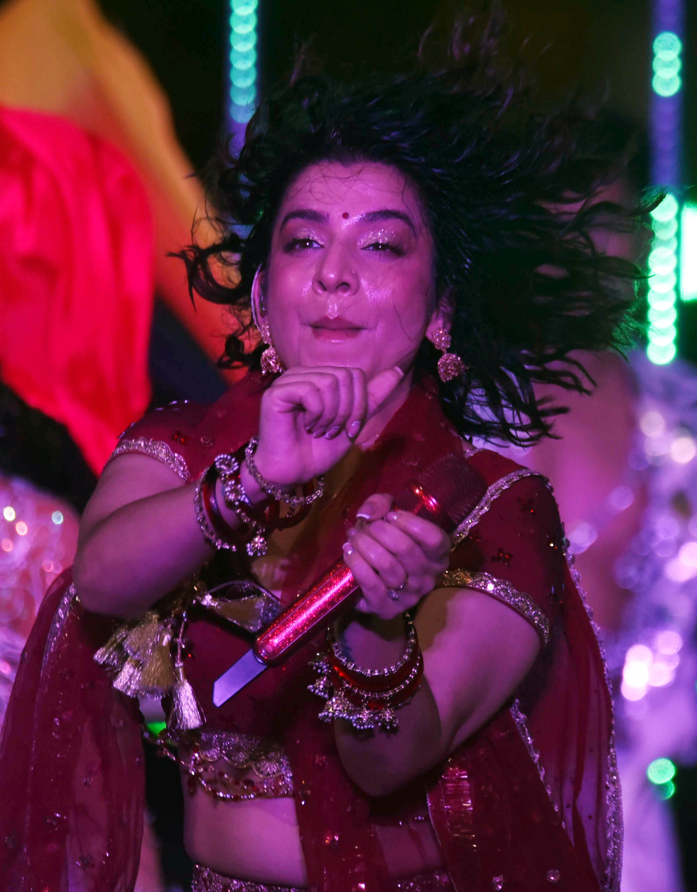 लीग के उद्घाटन समारोह में प्रस्तुति देतीं जैस्मीन सैंडलास और शंकर महादेवन लीग के उद्घाटन समारोह में प्रस्तुति देतीं जैस्मीन सैंडलास और शंकर महादेवन