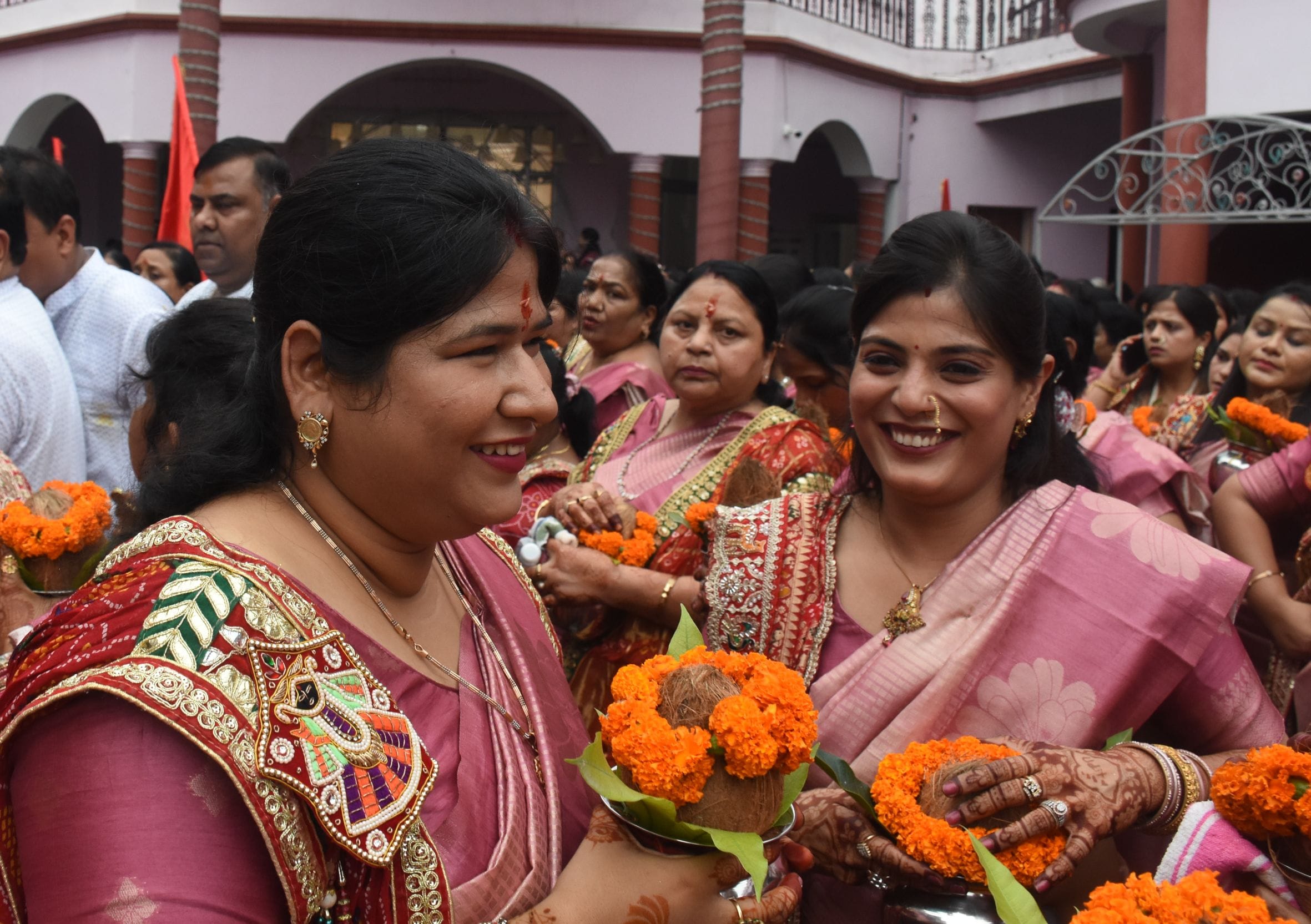 मंगल कलश यात्रा से झूला उत्सव का शुभारंभ मंगल कलश यात्रा से झूला उत्सव का शुभारंभ