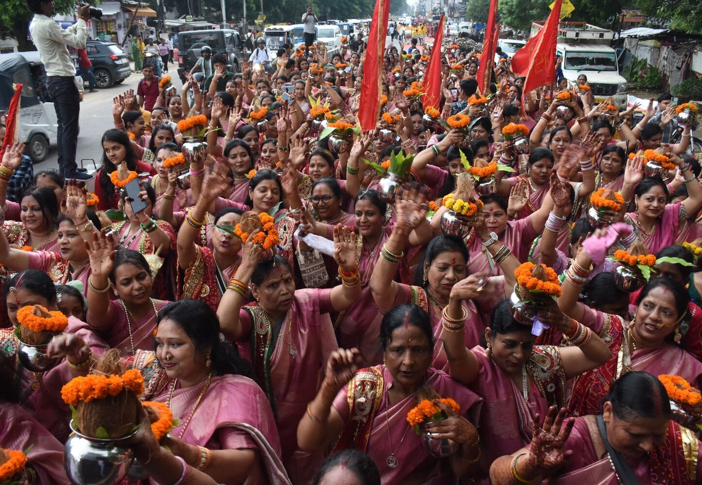 मंगल कलश यात्रा से झूला उत्सव का शुभारंभ मंगल कलश यात्रा से झूला उत्सव का शुभारंभ