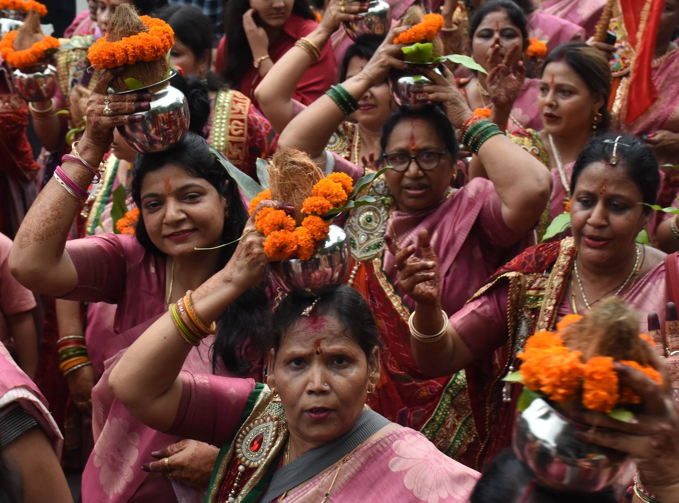 मंगल कलश यात्रा से झूला उत्सव का शुभारंभ मंगल कलश यात्रा से झूला उत्सव का शुभारंभ