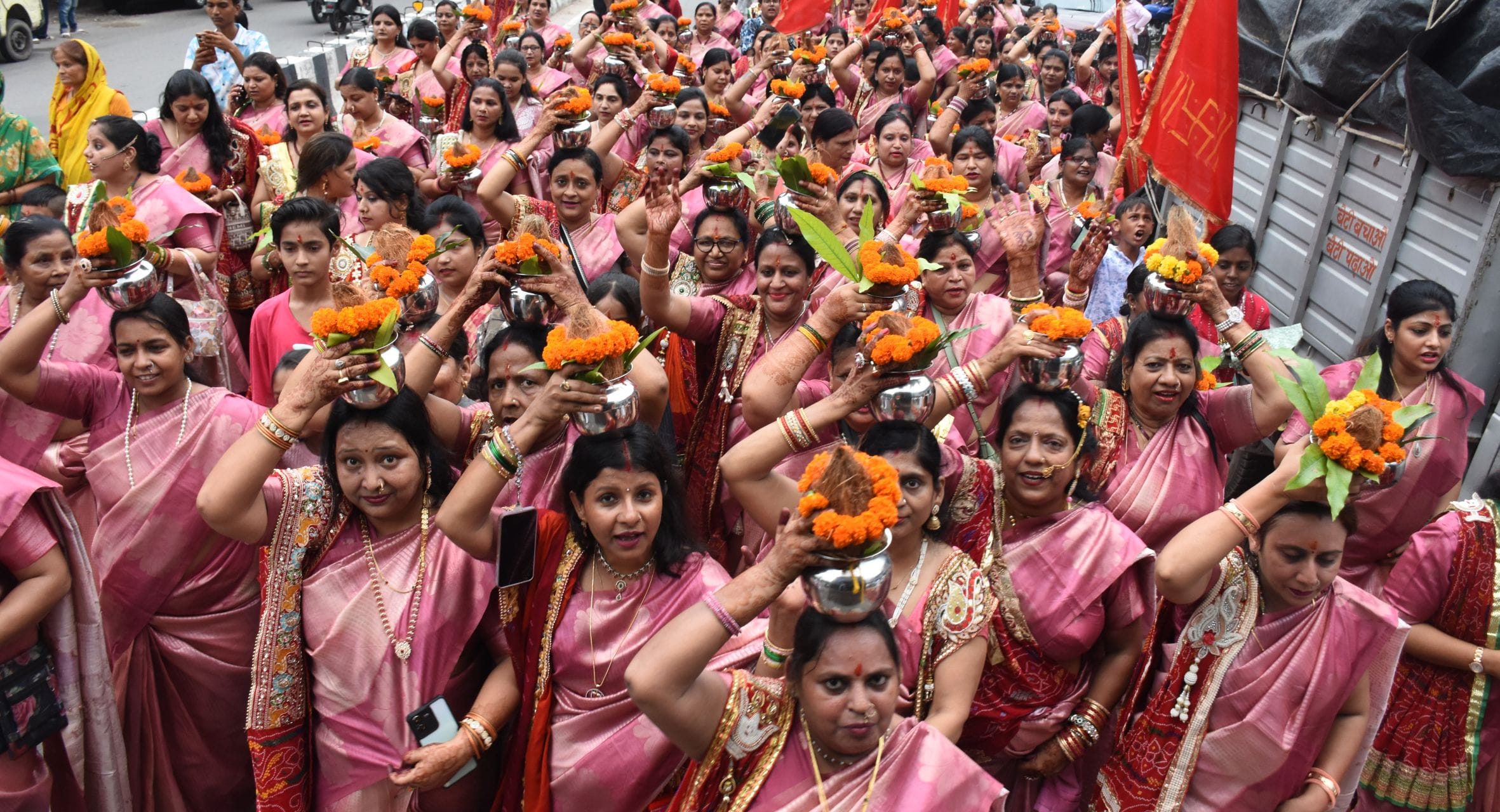 मंगल कलश यात्रा से झूला उत्सव का शुभारंभ मंगल कलश यात्रा से झूला उत्सव का शुभारंभ