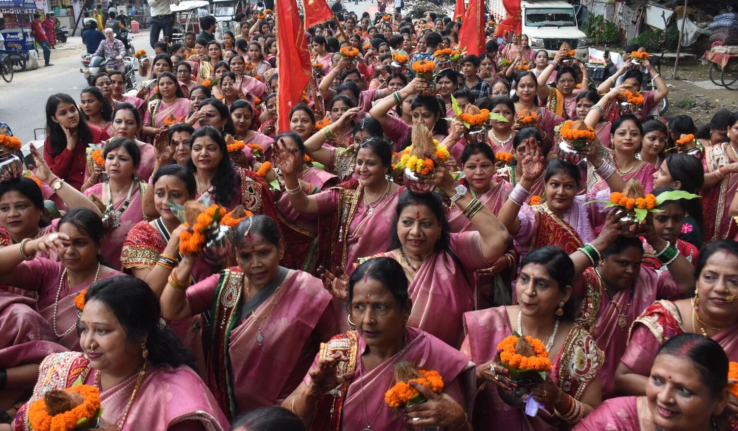 मंगल कलश यात्रा से झूला उत्सव का शुभारंभ मंगल कलश यात्रा से झूला उत्सव का शुभारंभ