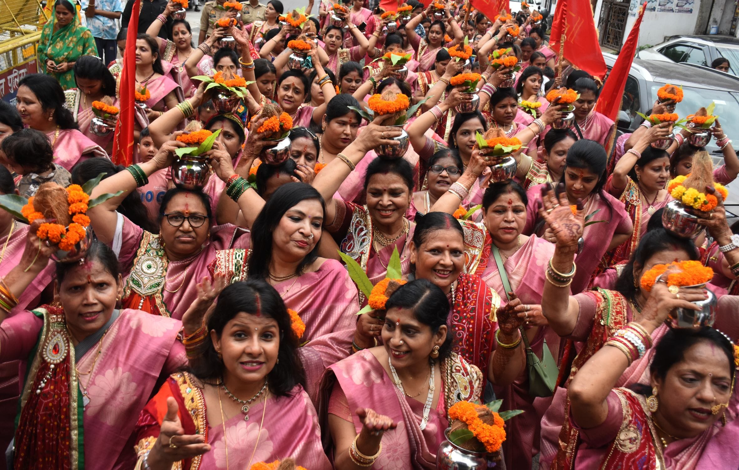 मंगल कलश यात्रा से झूला उत्सव का शुभारंभ मंगल कलश यात्रा से झूला उत्सव का शुभारंभ