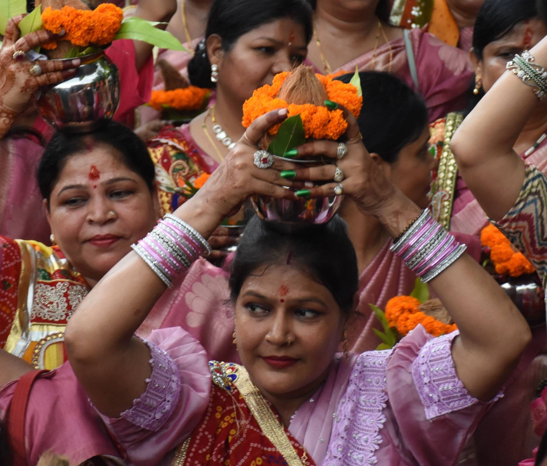 मंगल कलश यात्रा से झूला उत्सव का शुभारंभ मंगल कलश यात्रा से झूला उत्सव का शुभारंभ