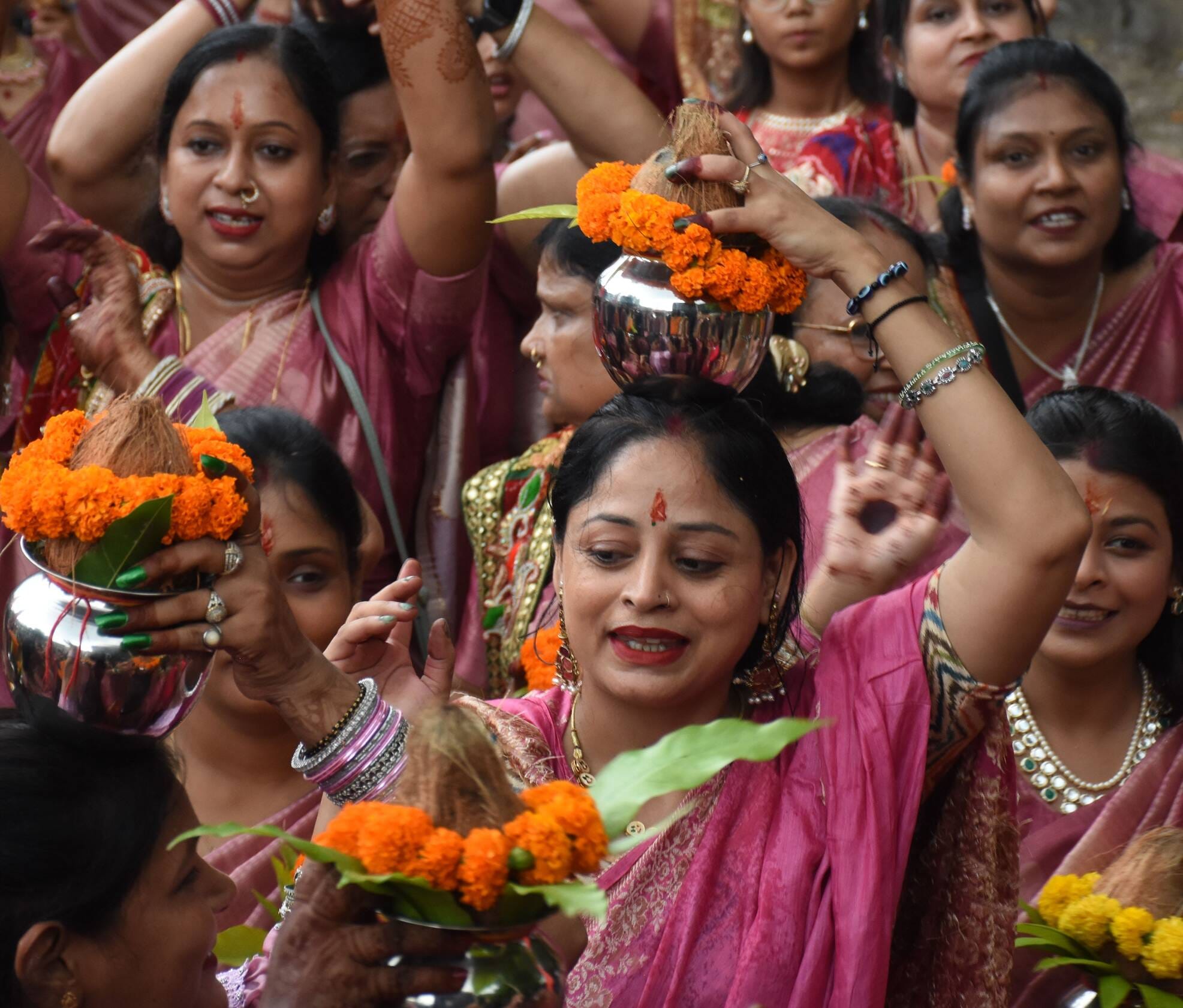 मंगल कलश यात्रा से झूला उत्सव का शुभारंभ मंगल कलश यात्रा से झूला उत्सव का शुभारंभ