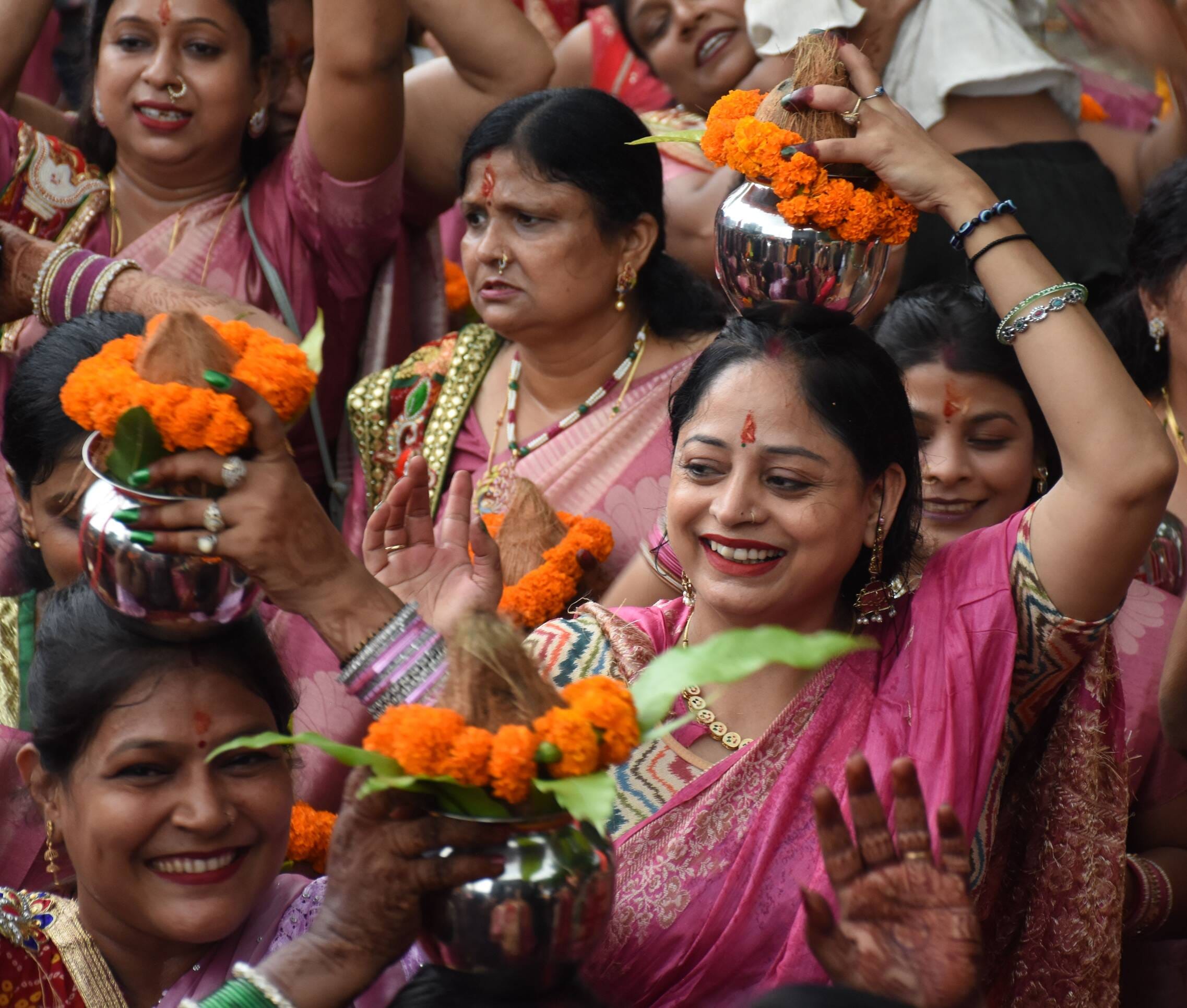 मंगल कलश यात्रा से झूला उत्सव का शुभारंभ मंगल कलश यात्रा से झूला उत्सव का शुभारंभ