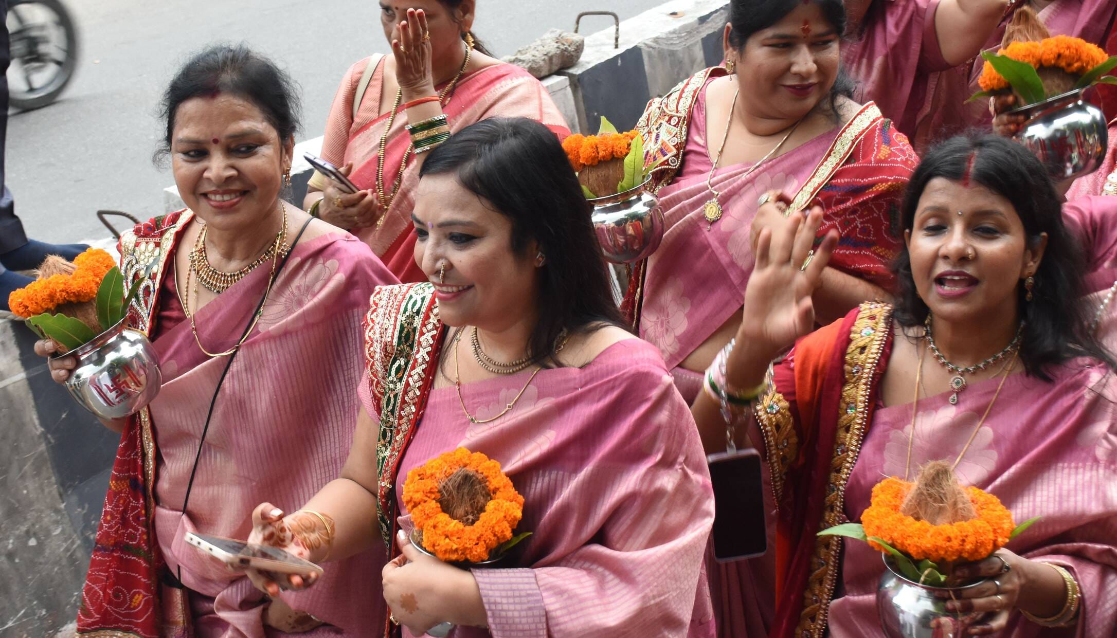 मंगल कलश यात्रा से झूला उत्सव का शुभारंभ मंगल कलश यात्रा से झूला उत्सव का शुभारंभ