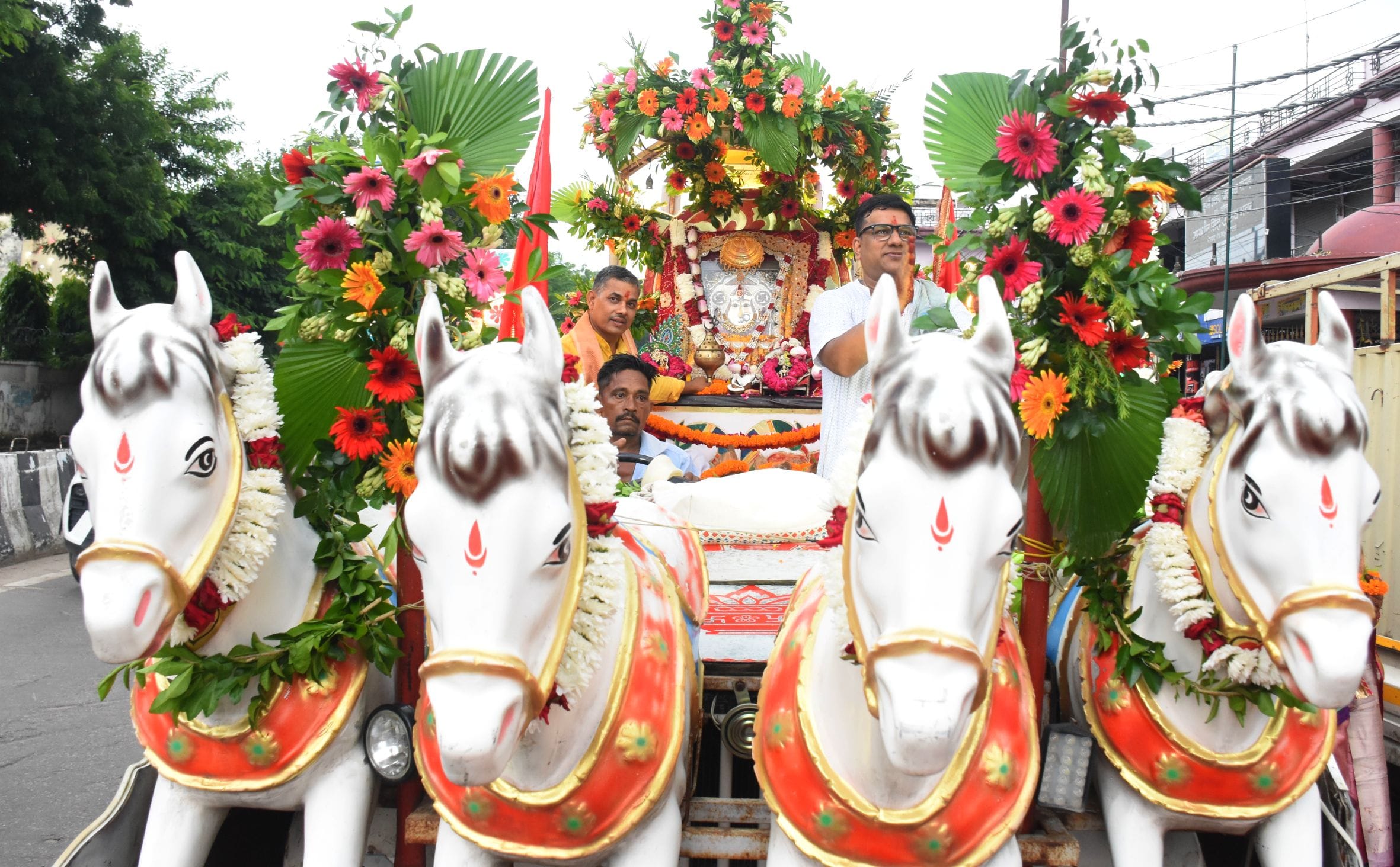 मंगल कलश यात्रा से झूला उत्सव का शुभारंभ मंगल कलश यात्रा से झूला उत्सव का शुभारंभ
