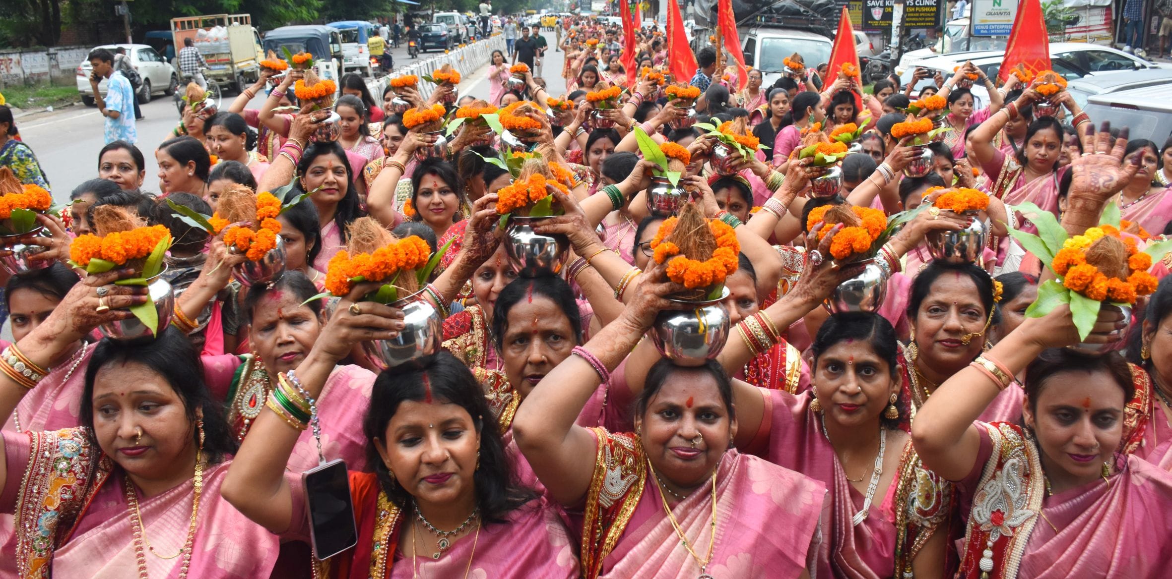 मंगल कलश यात्रा से झूला उत्सव का शुभारंभ मंगल कलश यात्रा से झूला उत्सव का शुभारंभ