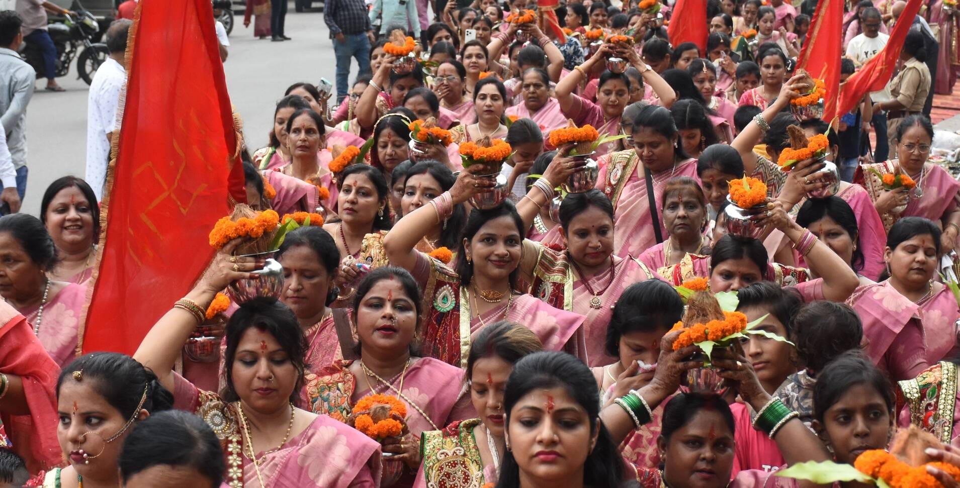 मंगल कलश यात्रा से झूला उत्सव का शुभारंभ मंगल कलश यात्रा से झूला उत्सव का शुभारंभ