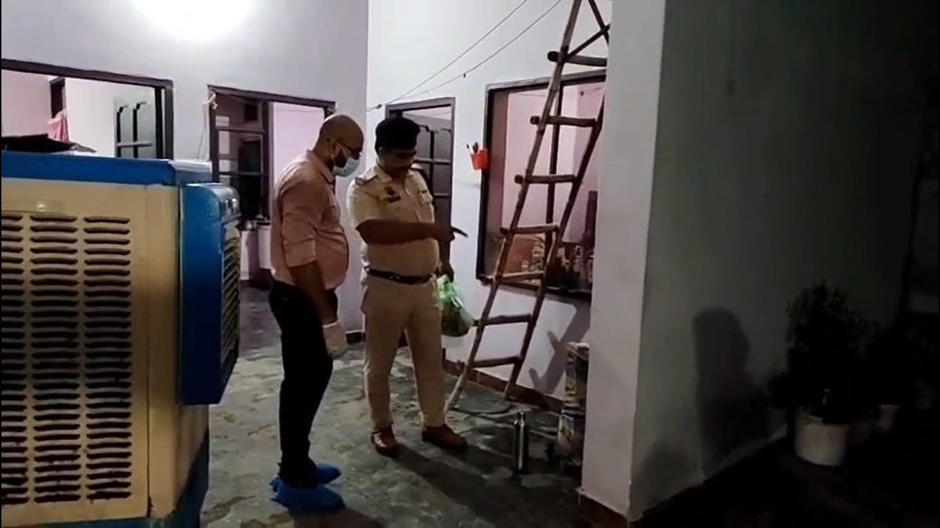 महिला की हत्या के बाद परिजनों से बात करती पुलिस। संवाद महिला की हत्या के बाद परिजनों से बात करती पुलिस। संवाद