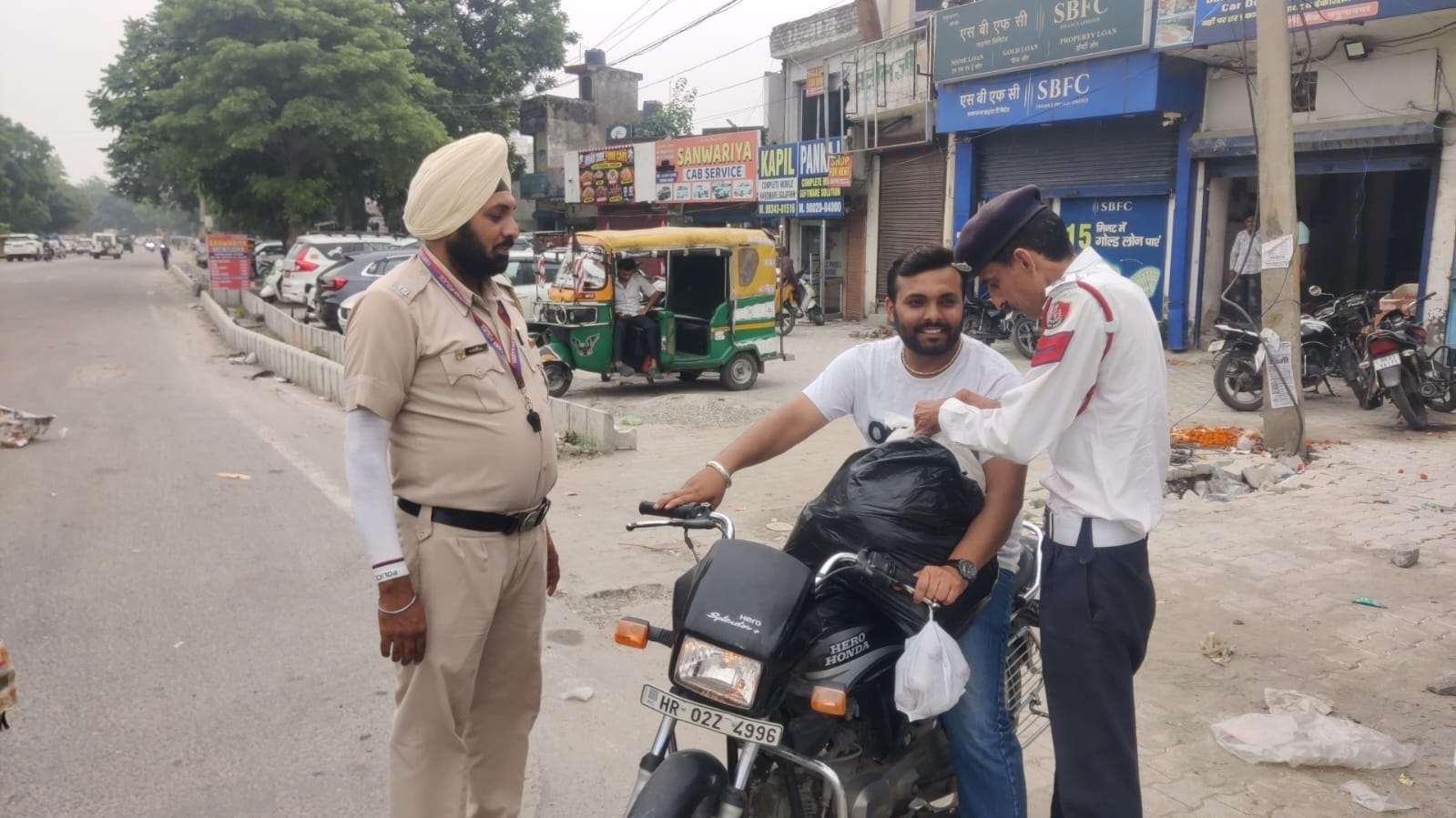 महाराणा प्रताप चौक पर कार की जांच करते पुलिस कर्मचारी। संवाद