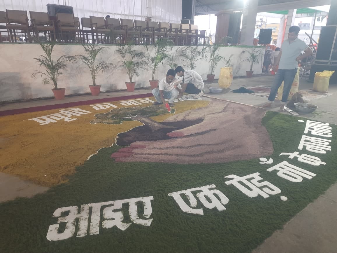 महाराणा प्रताप चौक पर कार की जांच करते पुलिस कर्मचारी। संवाद