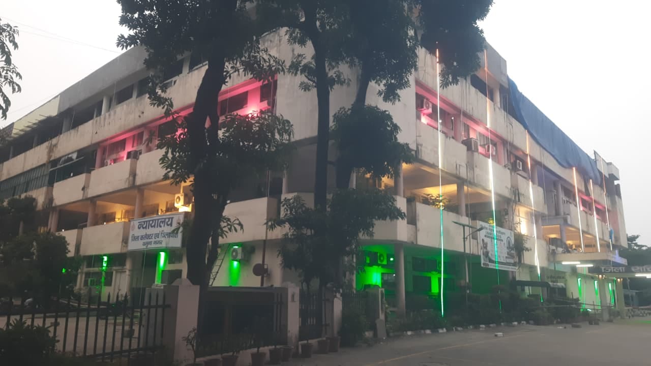 महाराणा प्रताप चौक पर कार की जांच करते पुलिस कर्मचारी। संवाद