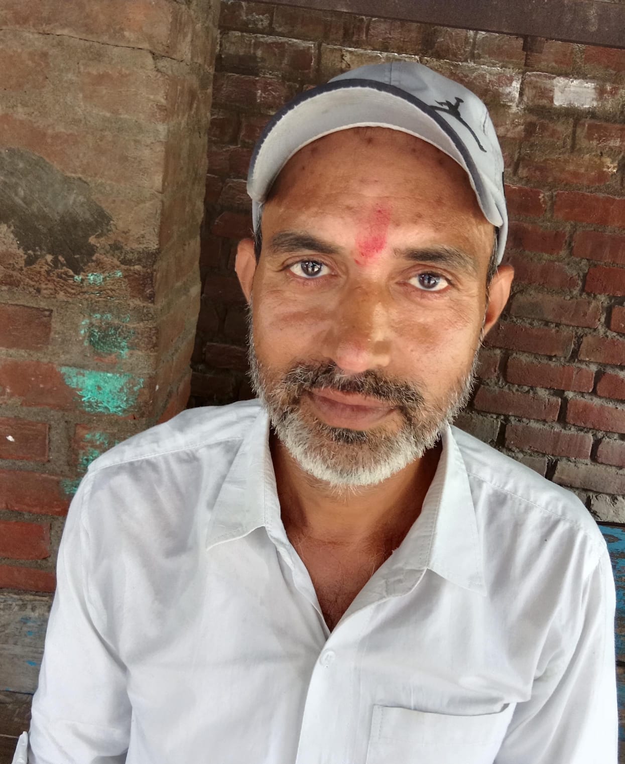 ऑटो में बैठकर सफर करते कस्बे के लोग। संवाद