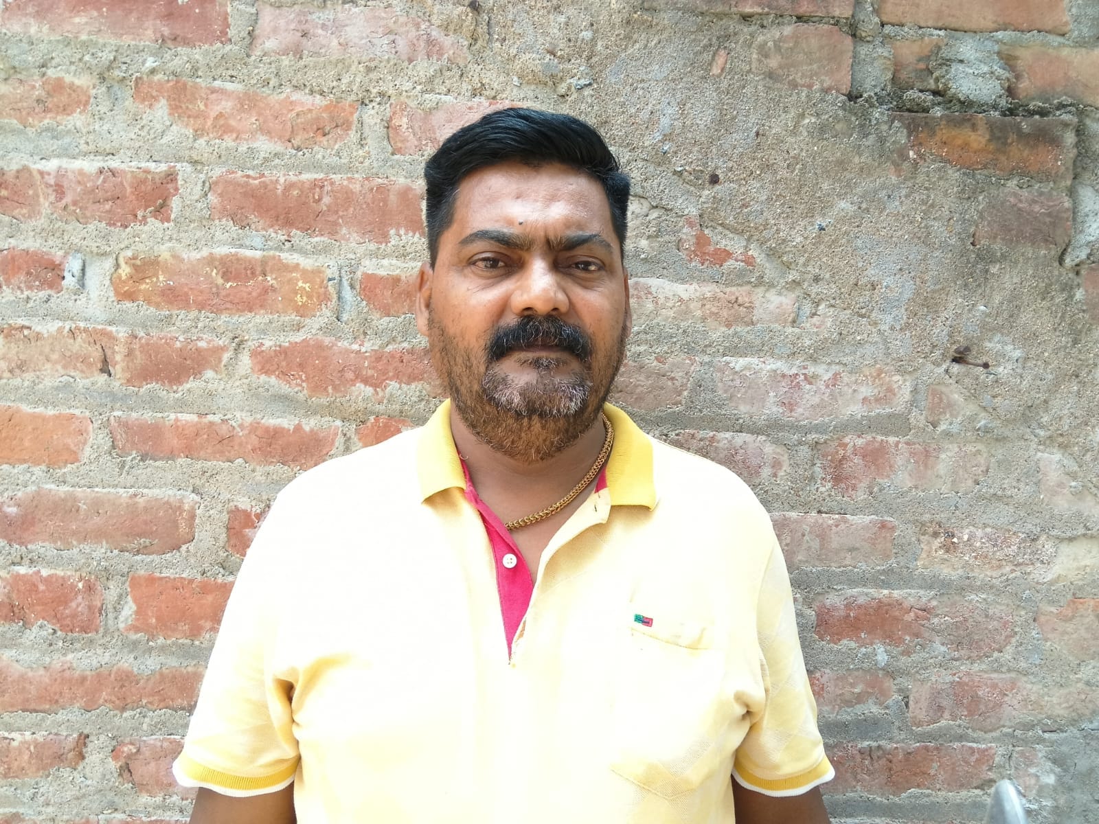 ऑटो में बैठकर सफर करते कस्बे के लोग। संवाद