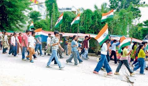 पांच सौ मीटर का तिरंगा लेकर निकले छात्र