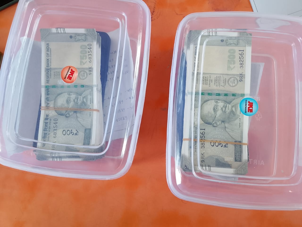 पुलिस के गिरफ्त में नकली करेंसी तस्कर व बरामद जाली नोट पुलिस के गिरफ्त में नकली करेंसी तस्कर व बरामद जाली नोट
