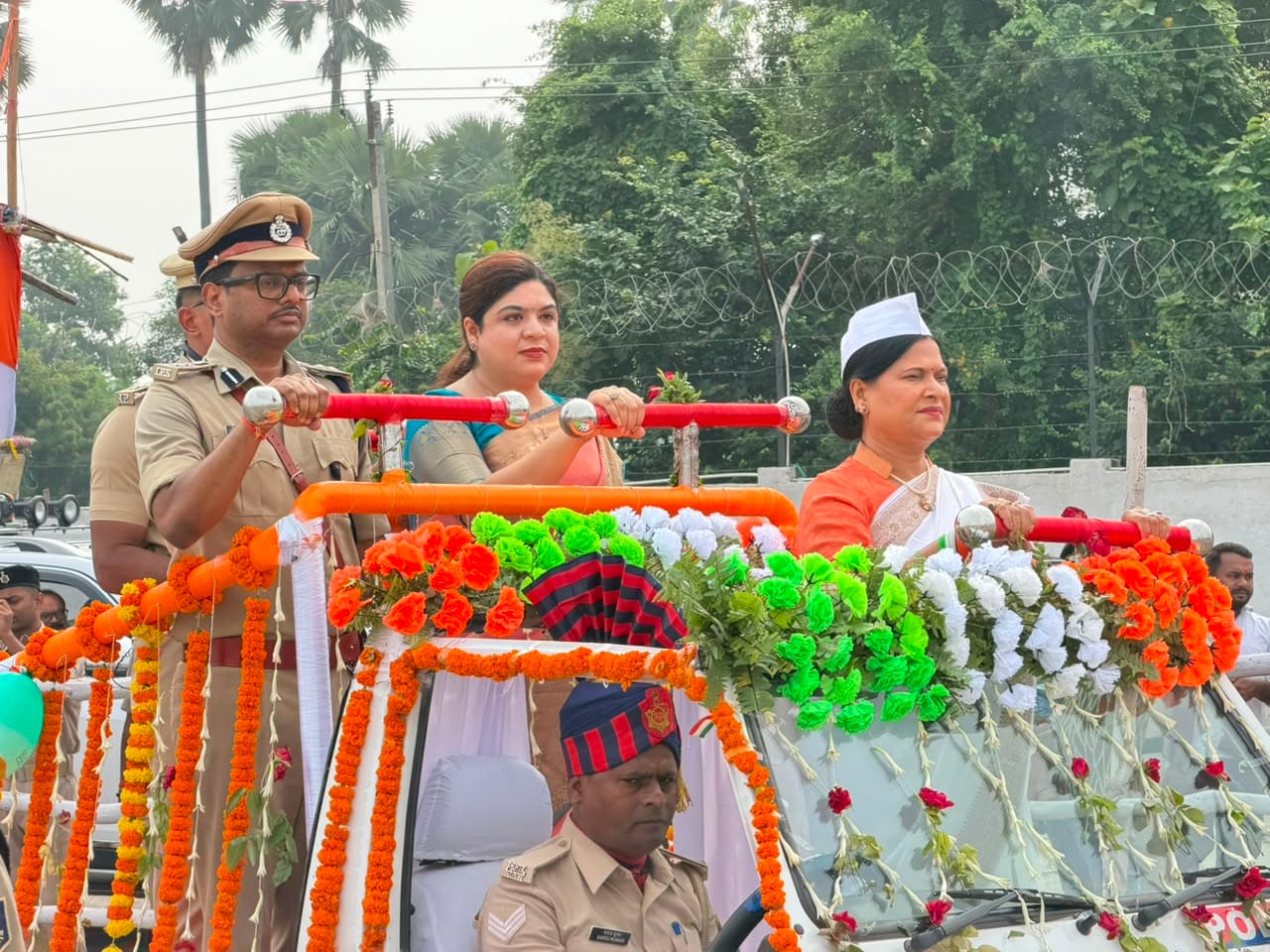 परेड का निरीक्षण, झंडे को सलामी व लाभुकों को योजना के लाभ का पत्र देती प्रभारी मंत्री परेड का निरीक्षण, झंडे को सलामी व लाभुकों को योजना के लाभ का पत्र देती प्रभारी मंत्री