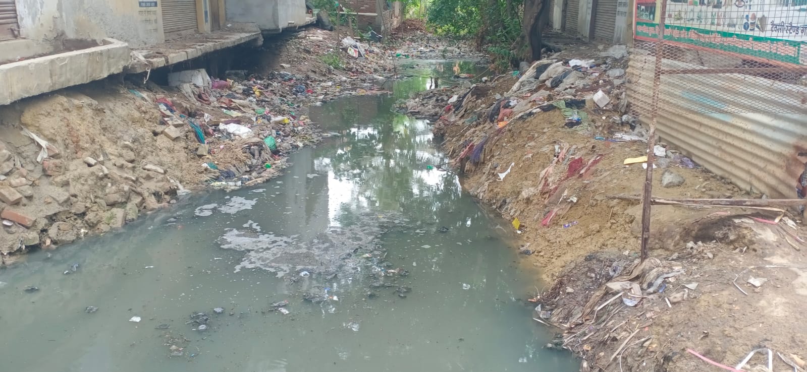 पड़ताल की खबर में-----बहादुरगंज के वार्ड नंबर-4 में खुला पड़ा गहरा नाला। संवाद