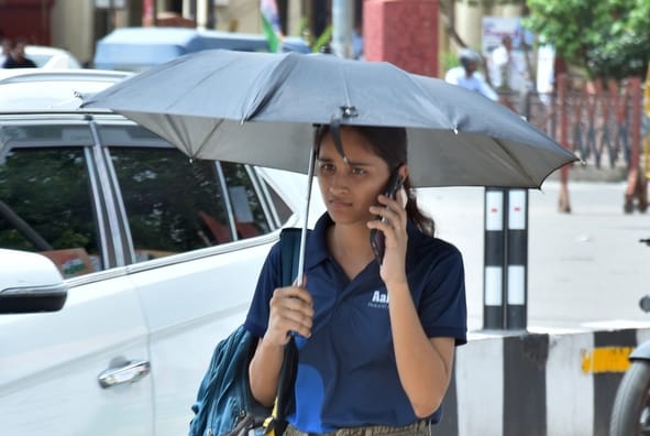 राजधानी में शुक्रवार को तेज धूप ने परेशान किया। 