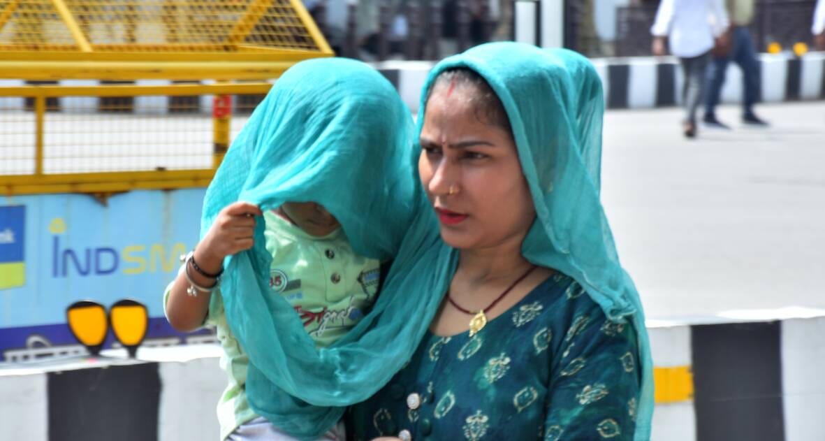 राजधानी में शुक्रवार को तेज धूप ने परेशान किया। 