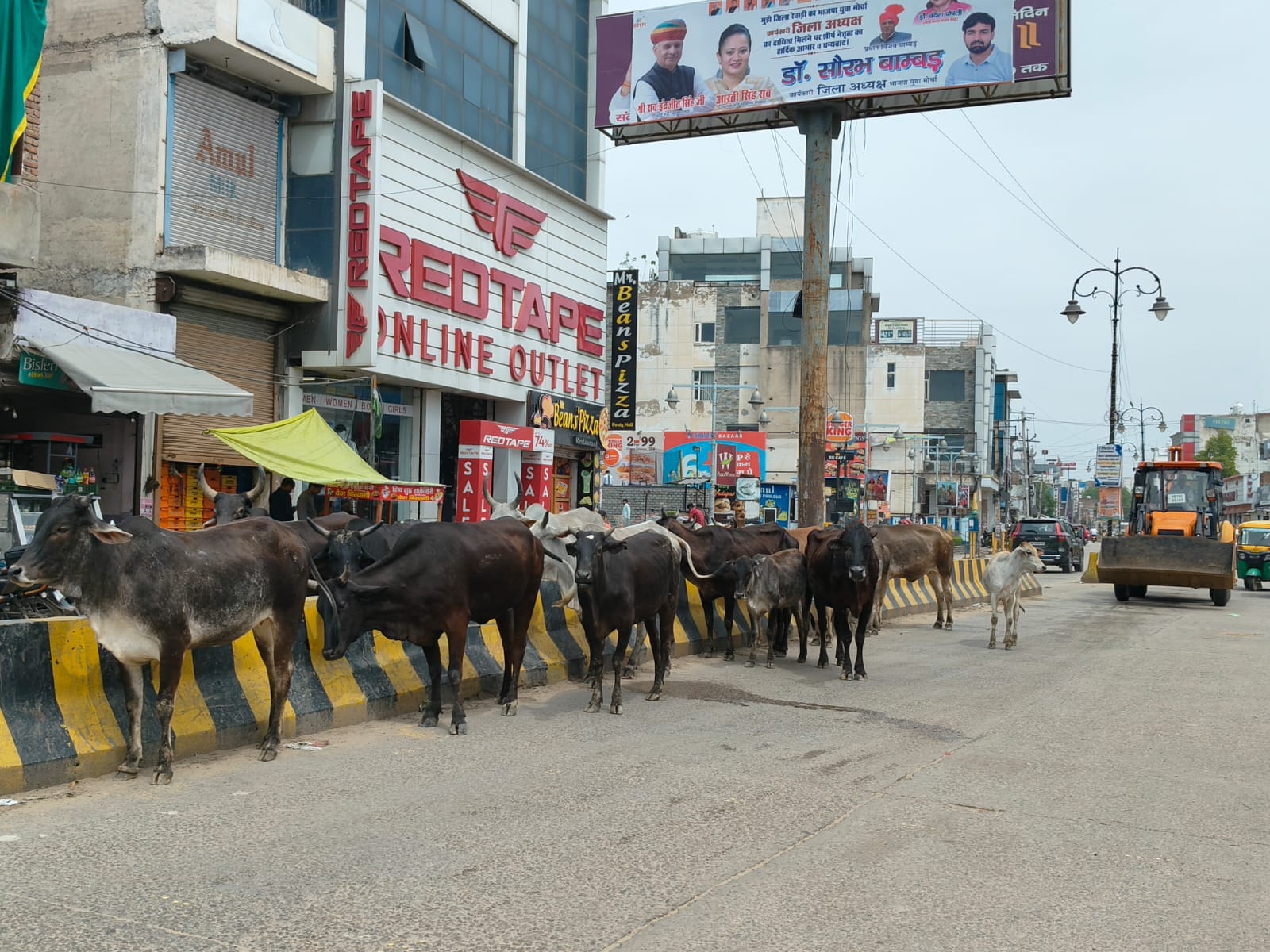सेक्टर 1 में टूटी सड़क। संवाद सेक्टर 1 में टूटी सड़क। संवाद