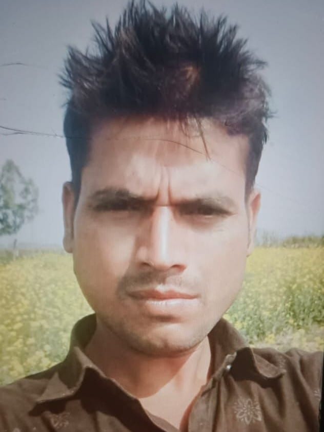 सुरेंद्र के अंतिम संस्कार के दौरान परिजनों को कार्रवाई का आश्वासन देते सीओ तिलहर। संवाद