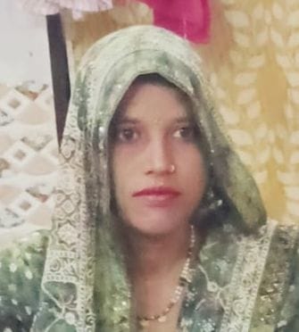 सराय बघौली में मंजू की जहरीले कीट के काटने के मौत के बाद मंजू के शोक संतप्त परिजन। संवाद
