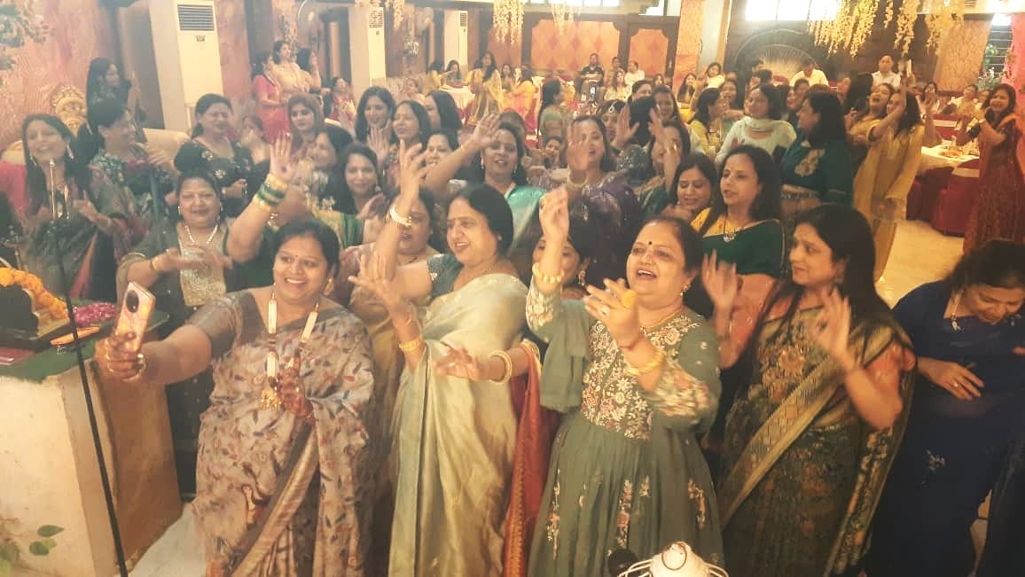 सावन महोत्सव के दौरान बनाएं मिष्ठान का अवलोकन करती मुख्य अतिथि व संगठन की महिलाएं। संवाद