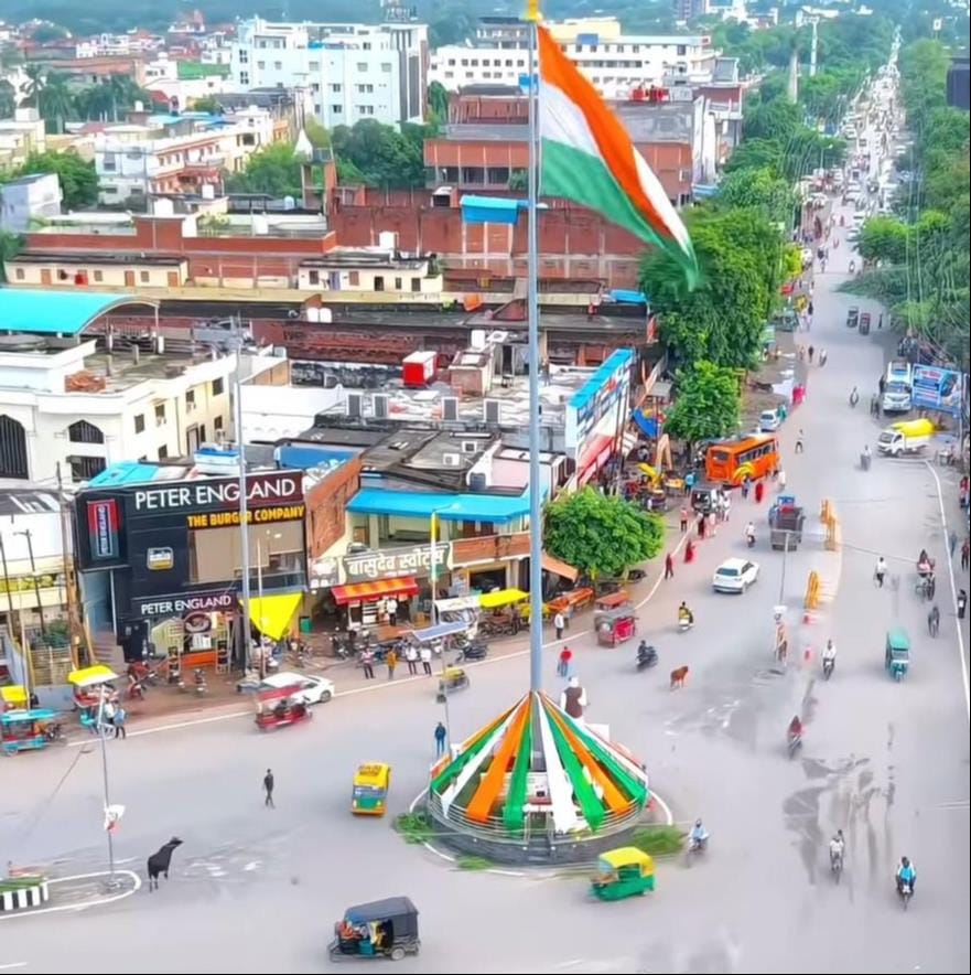 स्वतंत्रता दिवस की पूर्व संध्या पर नगर के डीसीएसके पीजी कॉलेज मोड़ पर लगी दुकान से तिरंगा और बैच स्वतंत्रता दिवस की पूर्व संध्या पर नगर के डीसीएसके पीजी कॉलेज मोड़ पर लगी दुकान से तिरंगा और बैच