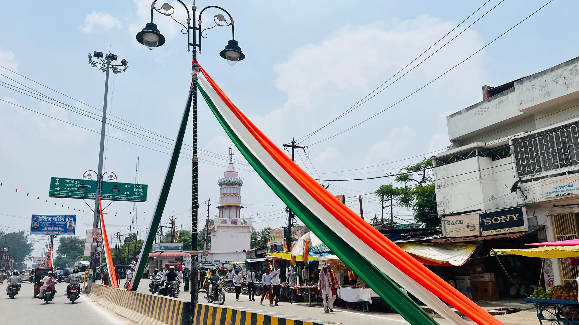 स्वतंत्रता दिवस की पूर्व संध्या पर नगर के डीसीएसके पीजी कॉलेज मोड़ पर लगी दुकान से तिरंगा और बैच स्वतंत्रता दिवस की पूर्व संध्या पर नगर के डीसीएसके पीजी कॉलेज मोड़ पर लगी दुकान से तिरंगा और बैच
