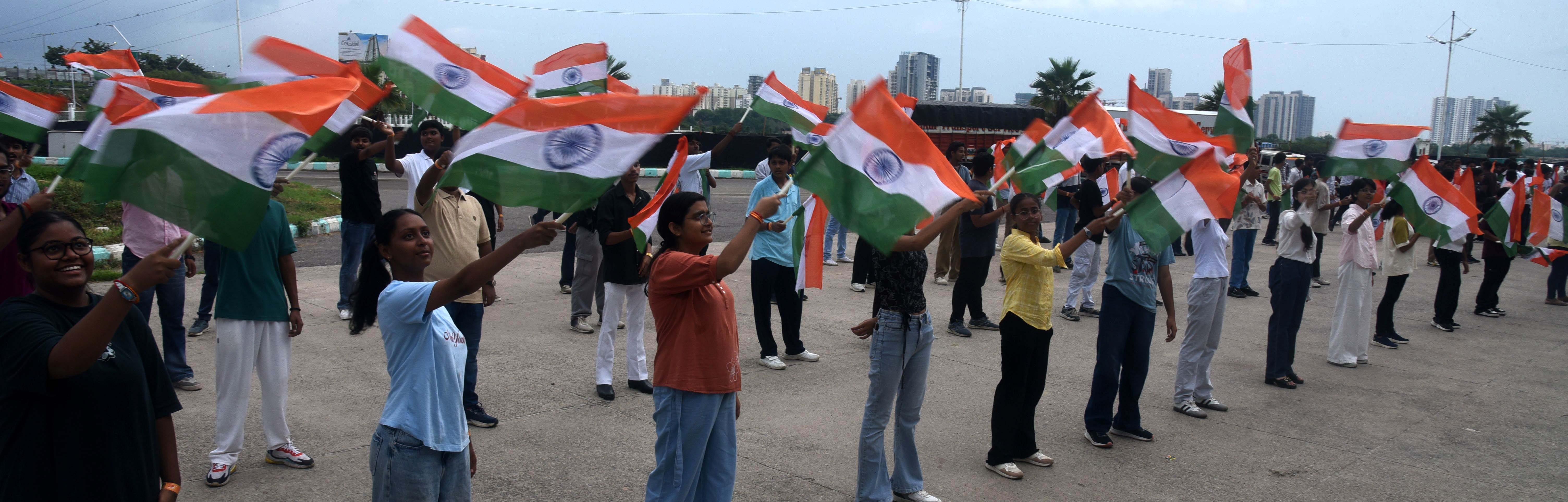 स्वतंत्रता दिवस की पूर्व संध्या पर प्रमुख चौराहों व मार्गों पर विशेष रोशनी