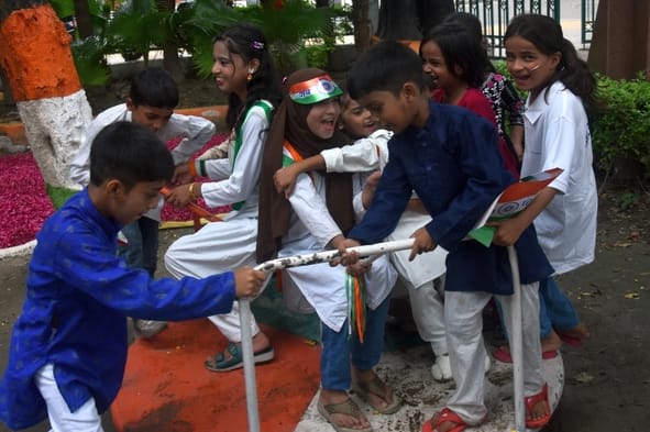 स्वतंत्रता दिवस की पूर्व संध्या पर प्रमुख चौराहों व मार्गों पर विशेष रोशनी