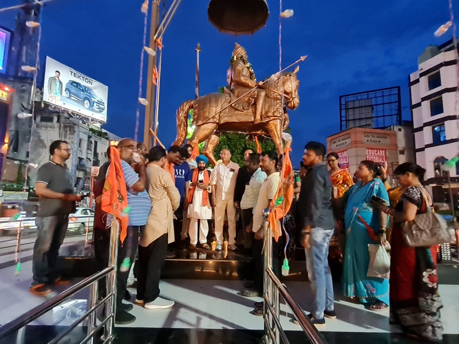 स्वतंत्रता दिवस की पूर्व संध्या पर प्रमुख चौराहों व मार्गों पर विशेष रोशनी