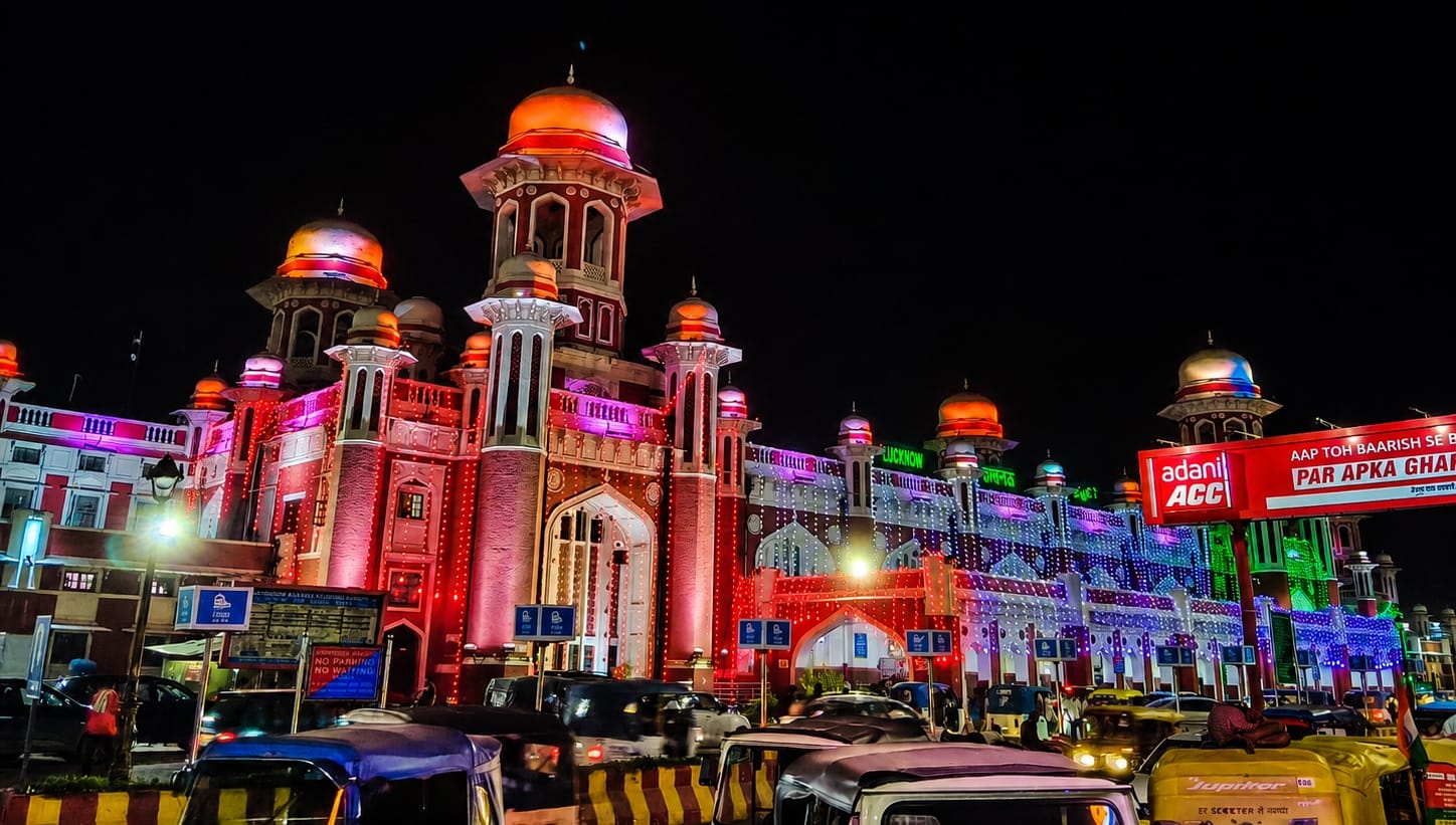 स्वतंत्रता दिवस की पूर्व संध्या पर प्रमुख चौराहों व मार्गों पर विशेष रोशनी
