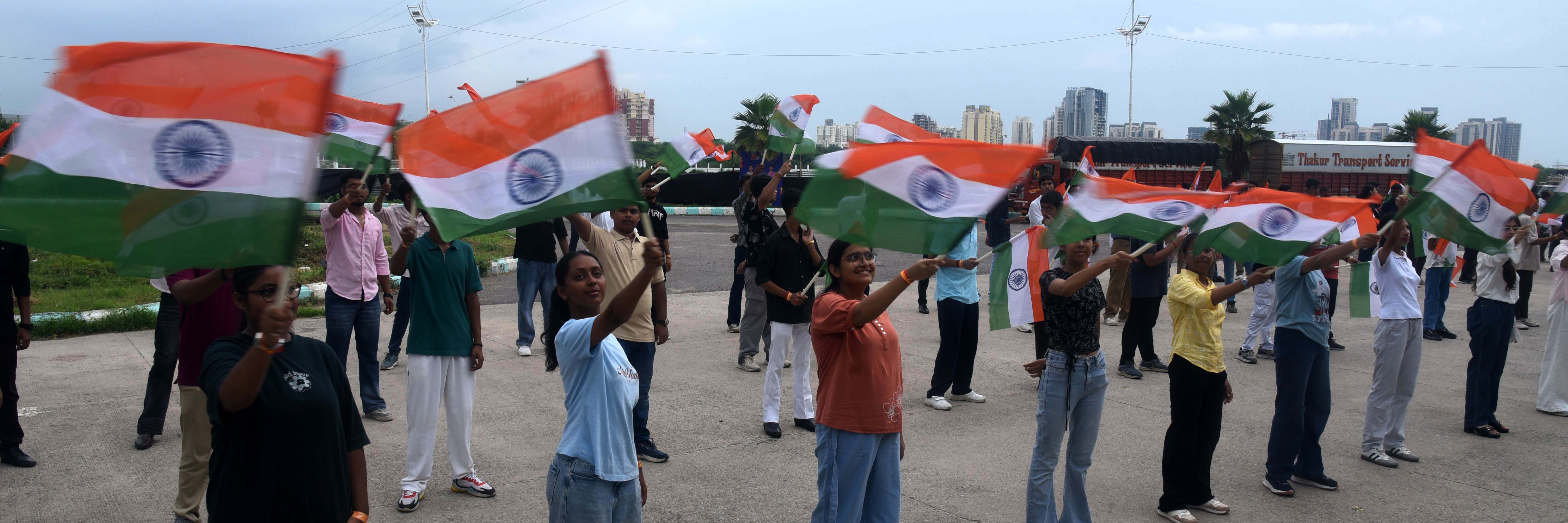 स्वतंत्रता दिवस की पूर्व संध्या पर प्रमुख चौराहों व मार्गों पर विशेष रोशनी
