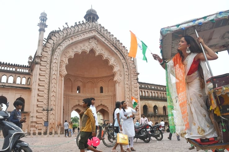 स्वतंत्रता दिवस की पूर्व संध्या पर प्रमुख चौराहों व मार्गों पर विशेष रोशनी