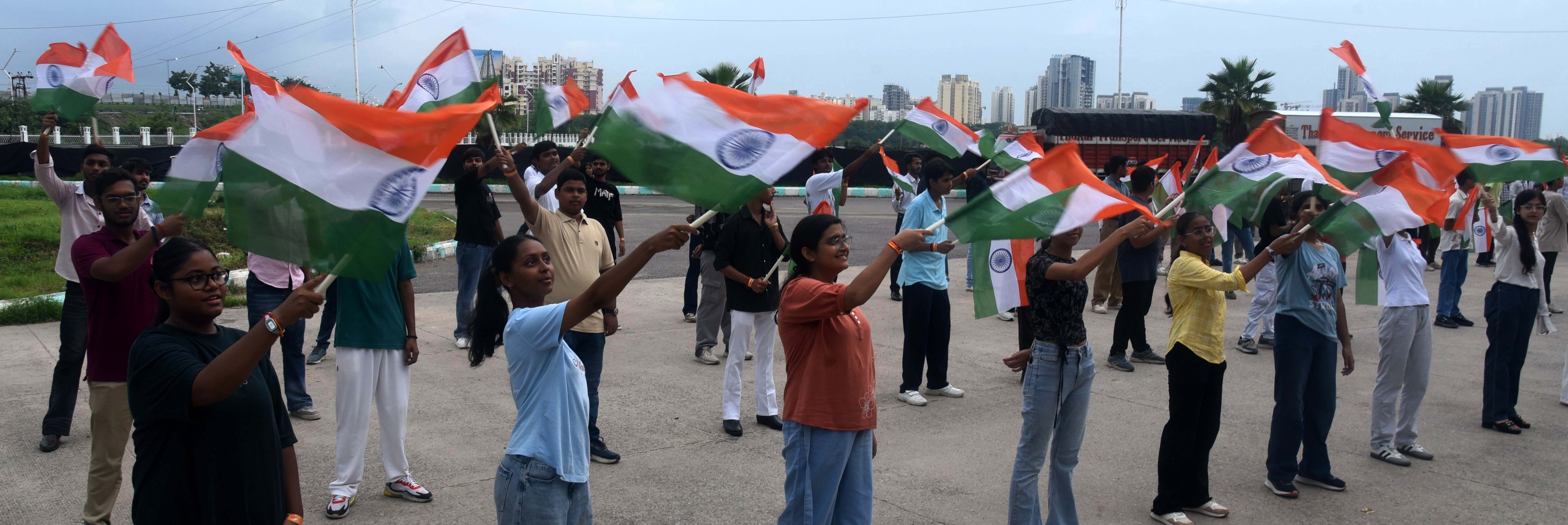 स्वतंत्रता दिवस की पूर्व संध्या पर प्रमुख चौराहों व मार्गों पर विशेष रोशनी