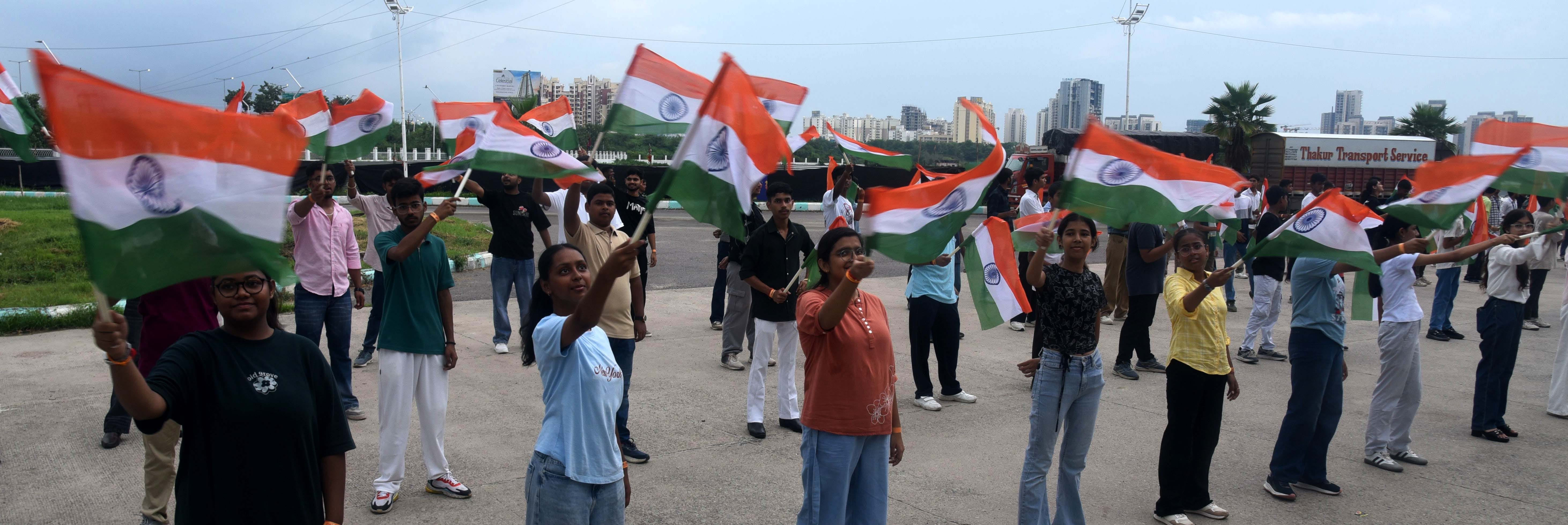 स्वतंत्रता दिवस की पूर्व संध्या पर प्रमुख चौराहों व मार्गों पर विशेष रोशनी