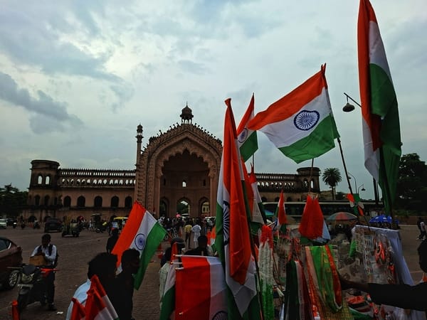 स्वतंत्रता दिवस की पूर्व संध्या पर प्रमुख चौराहों व मार्गों पर विशेष रोशनी