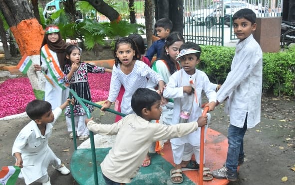 स्वतंत्रता दिवस की पूर्व संध्या पर प्रमुख चौराहों व मार्गों पर विशेष रोशनी